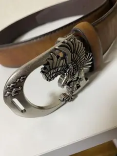 鷲のバックル付きレザーベルト