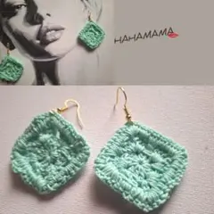 エメラルドグリーンのスクエア型 手編みのモコモコピアス イヤリング ハンドメイド