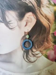 695 ハンドメイド チェック柄 ブルー×ホワイトくるみフープ オシャレ ピアス