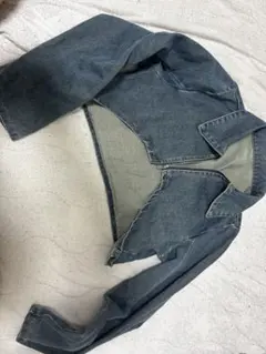 クロップド丈のデニムジャケット