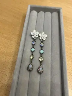 ミハエルネグリン　フラワーモチーフ ドロップピアス