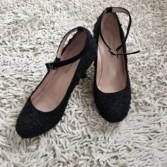 黒ストラップ付きファブリックパンプス