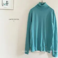 LIMITED EDITION ウール100%チャーム付きタートルネックニット