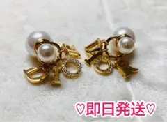 【即日発送】CD ピアス　ロゴ　ゴールド　パール