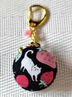 白猫＆ストロベリー　マカロンポーチ　マカロンケース　キーホルダー　ハンドメイド