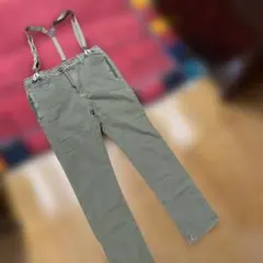 サスペンダー付きカーキ系パンツ