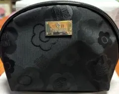 シンプルエンボスデイジーラウンドポーチ／マリークヮント （MARY QUANT）