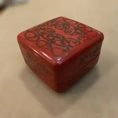 赤い重箱 抽象模様