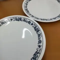コレール オールド花柄の白と紺の皿セット2枚