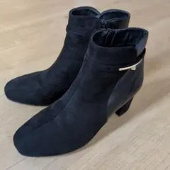 黒のスエードショートブーツ
