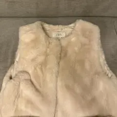 ZARA フェイクファーベスト ベージュのサムネイル