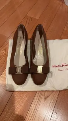 Salvatore Ferragamo ヴァラ パンプス ブラウンのサムネイル