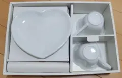 【新品　未使用】ハート型ホワイトカップ・ソーサー2セット　スプーン付き　ホワイト