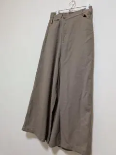 ベージュ ワイドパンツ 前ポケット付き