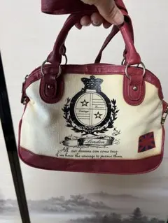 クリーム色と赤のショルダーバッグ
