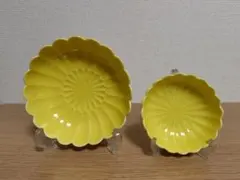 「美品】黄色　菊型鉢　中・小皿2枚　２セット 陶磁器