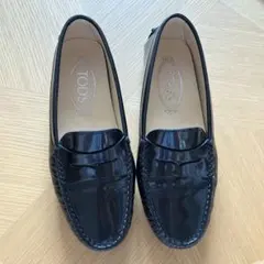 TOD'S トッズ エナメル ローファー ブラックのサムネイル