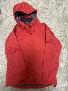 赤いマウンテンパーカー 取り外しフード付き