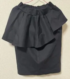 フリル付き黒タイトスカート