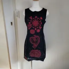 ノースリーブひざ丈ワンピース 黒×赤