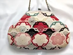 モダンな花柄がま口バッグ