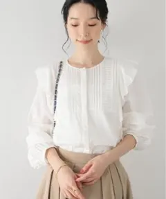 la totalite タックフリルシャツのサムネイル