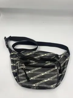 美品】BALENCIAGA ボディバッグ エクスプローラー ロゴ総柄 - メルカリ