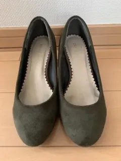earth オリーブグリーン スエード パンプスのサムネイル