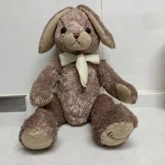 茶色のリボン付きウサギぬいぐるみ