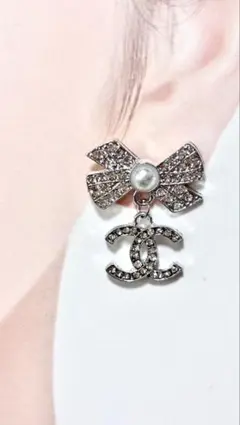 CCシルバークリスタルとパールリボンピアス