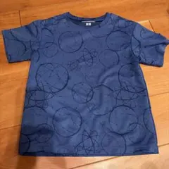 円形模様の青いTシャツ