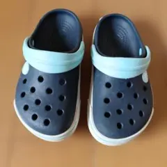 Crocs キッズサンダル ネイビー/水色