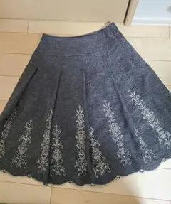 刺繍入り フレアスカート グレー ひざ丈