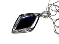 青いストーンのダイヤモンド型ネックレス