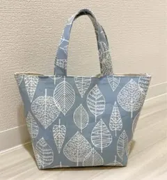 【ハンドメイド】北欧風リーフ柄のトートバッグ(くすみブルー)