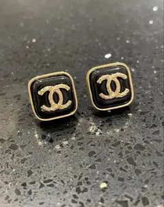 CCロゴ スクエア デザイン ピアス ブラック&ゴールド
