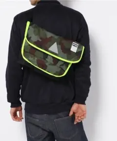 新品同様　未使用　プーマ 迷彩 メッセンジャーバッグ