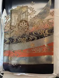 黒留袖 金色の花柄と波模様