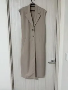 ベージュ ノースリーブ ジレ