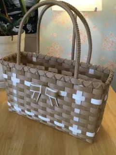 編み込みデザインのかごバッグ