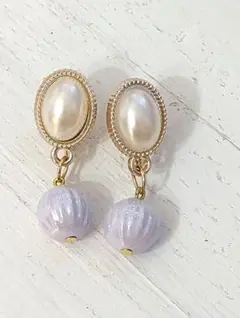 オーバル型 パール カボションと ライラック シェル ビーズの イヤリング