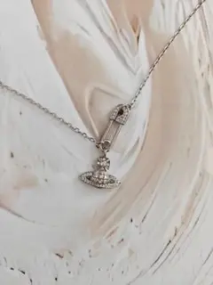 Vivienne Westwood 安全ピン オーブ ネックレス - メルカリ