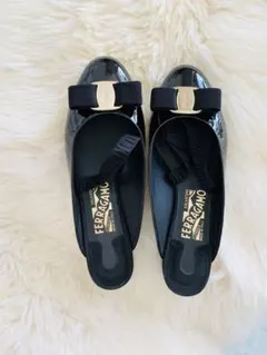 新品級 フェラガモ　FERRAGAMO エナメル　伸縮性バックベルト付パンプス