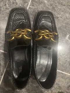 zara ザラ黒いレザー ローファー 金色チェーン装飾