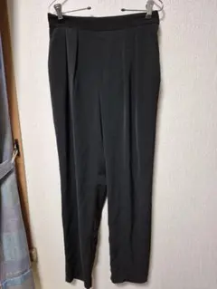 ブラックテーパードパンツ