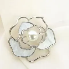 【即日発送‼️】花型パールローズフラワーブローチコサージュシルバーカメリア入学式