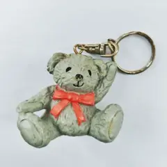 テディベア キーホルダー グレー 赤いリボン