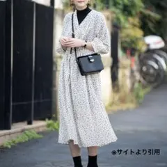 GU フラワープリントVネックワンピース （7部袖）