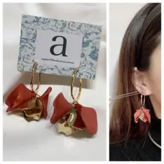 2261-8 くすみレッド☺︎花びらフラワーとゴールドフープのチタンピアス☺︎