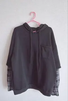 フード付き黒スウェットパーカー